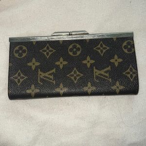 Louis Vuitton wallet snap closure
